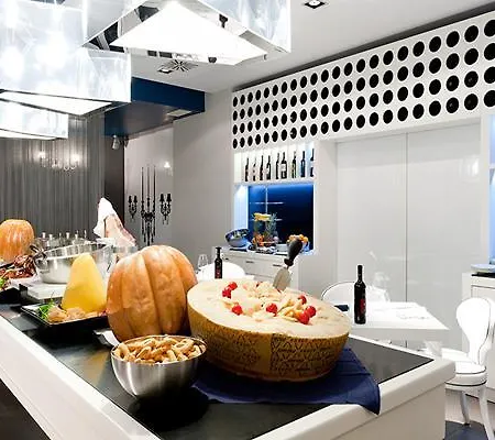 Club Aparthotel 4*