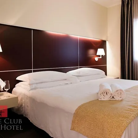 Club Aparthotel 4*